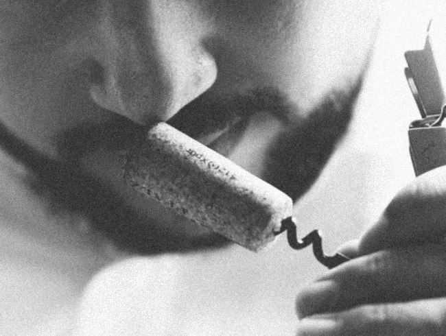 Sommerlier wine pouring